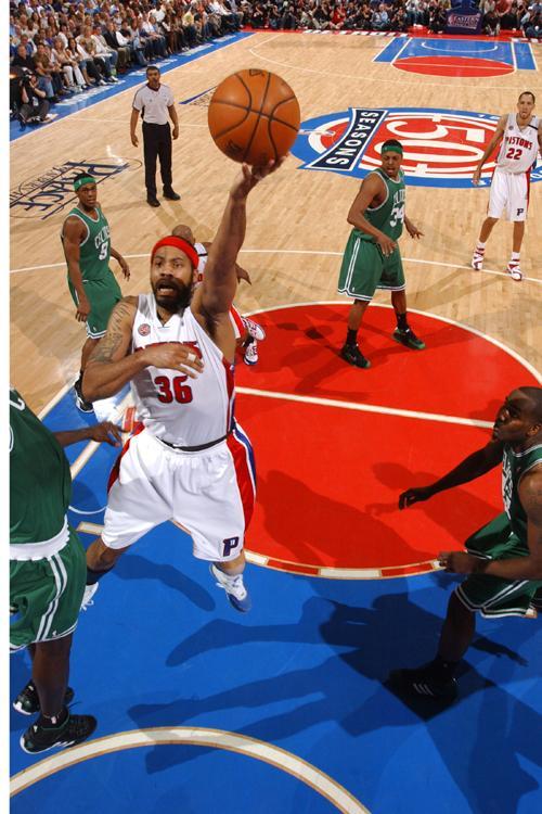 反对家暴,克雷莫内塞球衣背后印的是与球员关系密切女性名字